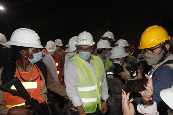 Visita Presidencial Hidroituango  
Visita Presidencial Hidroituango  
Fecha: Julio 15 2021
Para descargar esta fotografía en alta resolución, haga clic sobre la imagen hasta que la misma se despliegue en la pantalla completa; luego dé clic derecho y elija la opción "guardar imagen como". 
En caso de publicación por cualquier medio, solicitamos acompañarla del crédito: "Foto EPM"
Palabras clave: Visita Presidencial Hidroituango