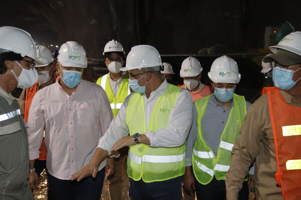 Visita Presidencial Hidroituango  
Visita Presidencial Hidroituango  
Fecha: Julio 15 2021
Para descargar esta fotografía en alta resolución, haga clic sobre la imagen hasta que la misma se despliegue en la pantalla completa; luego dé clic derecho y elija la opción "guardar imagen como". 
En caso de publicación por cualquier medio, solicitamos acompañarla del crédito: "Foto EPM"
Palabras clave: Visita Presidencial Hidroituango
