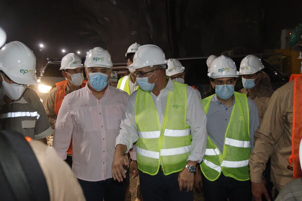Visita Presidencial Hidroituango  
Visita Presidencial Hidroituango  
Fecha: Julio 15 2021
Para descargar esta fotografía en alta resolución, haga clic sobre la imagen hasta que la misma se despliegue en la pantalla completa; luego dé clic derecho y elija la opción "guardar imagen como". 
En caso de publicación por cualquier medio, solicitamos acompañarla del crédito: "Foto EPM"
Palabras clave: Visita Presidencial Hidroituango