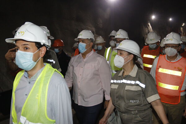 Visita Presidencial Hidroituango  
Visita Presidencial Hidroituango  
Fecha: Julio 15 2021
Para descargar esta fotografía en alta resolución, haga clic sobre la imagen hasta que la misma se despliegue en la pantalla completa; luego dé clic derecho y elija la opción "guardar imagen como". 
En caso de publicación por cualquier medio, solicitamos acompañarla del crédito: "Foto EPM"
Palabras clave: Visita Presidencial Hidroituango