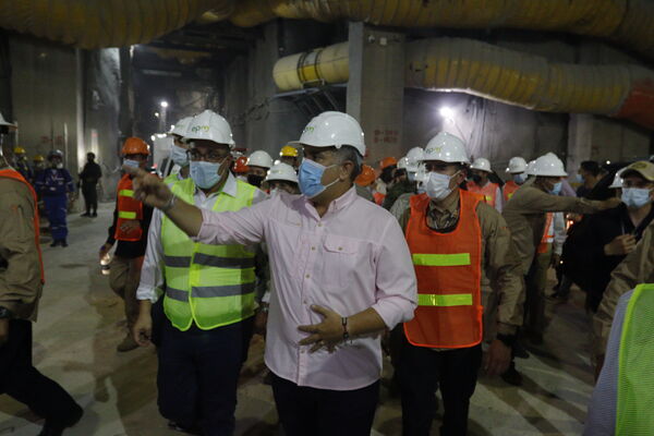 Visita Presidencial Hidroituango  
Visita Presidencial Hidroituango  
Fecha: Julio 15 2021
Para descargar esta fotografía en alta resolución, haga clic sobre la imagen hasta que la misma se despliegue en la pantalla completa; luego dé clic derecho y elija la opción "guardar imagen como". 
En caso de publicación por cualquier medio, solicitamos acompañarla del crédito: "Foto EPM"
Palabras clave: Visita Presidencial Hidroituango