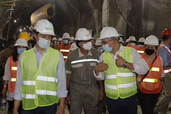 Visita Presidencial Hidroituango  
Visita Presidencial Hidroituango  
Fecha: Julio 15 2021
Para descargar esta fotografía en alta resolución, haga clic sobre la imagen hasta que la misma se despliegue en la pantalla completa; luego dé clic derecho y elija la opción "guardar imagen como". 
En caso de publicación por cualquier medio, solicitamos acompañarla del crédito: "Foto EPM"
Palabras clave: Visita Presidencial Hidroituango