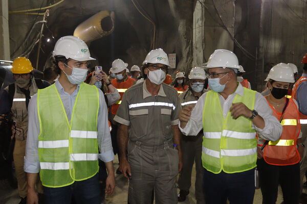 Visita Presidencial Hidroituango  
Visita Presidencial Hidroituango  
Fecha: Julio 15 2021
Para descargar esta fotografía en alta resolución, haga clic sobre la imagen hasta que la misma se despliegue en la pantalla completa; luego dé clic derecho y elija la opción "guardar imagen como". 
En caso de publicación por cualquier medio, solicitamos acompañarla del crédito: "Foto EPM"
Palabras clave: Visita Presidencial Hidroituango