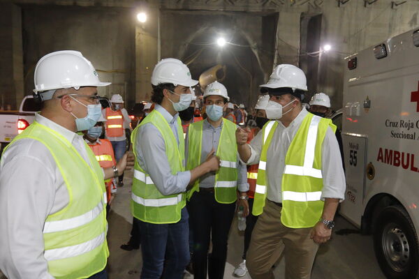 Visita Presidencial Hidroituango  
Visita Presidencial Hidroituango  
Fecha: Julio 15 2021
Para descargar esta fotografía en alta resolución, haga clic sobre la imagen hasta que la misma se despliegue en la pantalla completa; luego dé clic derecho y elija la opción "guardar imagen como". 
En caso de publicación por cualquier medio, solicitamos acompañarla del crédito: "Foto EPM"
Palabras clave: Visita Presidencial Hidroituango