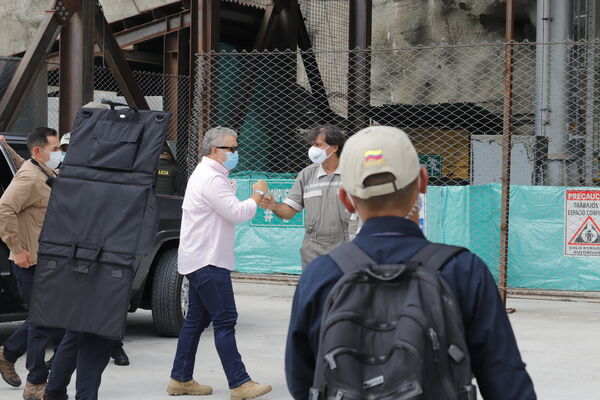 Visita Presidencial Hidroituango  
Visita Presidencial Hidroituango  
Fecha: Julio 15 2021
Para descargar esta fotografía en alta resolución, haga clic sobre la imagen hasta que la misma se despliegue en la pantalla completa; luego dé clic derecho y elija la opción "guardar imagen como". 
En caso de publicación por cualquier medio, solicitamos acompañarla del crédito: "Foto EPM"
Palabras clave: Visita Presidencial Hidroituango