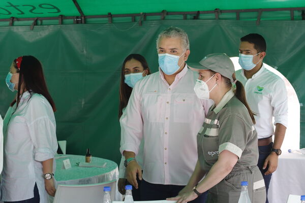 Visita Presidencial Hidroituango  
Visita Presidencial Hidroituango  
Fecha: Julio 15 2021
Para descargar esta fotografía en alta resolución, haga clic sobre la imagen hasta que la misma se despliegue en la pantalla completa; luego dé clic derecho y elija la opción "guardar imagen como". 
En caso de publicación por cualquier medio, solicitamos acompañarla del crédito: "Foto EPM"
Palabras clave: Visita Presidencial Hidroituango