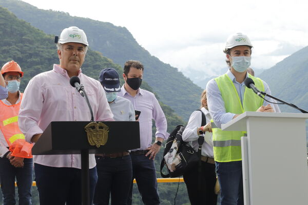 Visita Presidencial Hidroituango  
Visita Presidencial Hidroituango  
Fecha: Julio 15 2021
Para descargar esta fotografía en alta resolución, haga clic sobre la imagen hasta que la misma se despliegue en la pantalla completa; luego dé clic derecho y elija la opción "guardar imagen como". 
En caso de publicación por cualquier medio, solicitamos acompañarla del crédito: "Foto EPM"
Palabras clave: Visita Presidencial Hidroituango