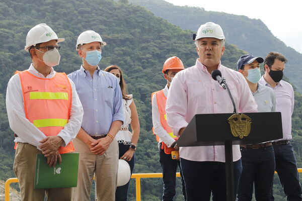 Visita Presidencial Hidroituango  
Visita Presidencial Hidroituango  
Fecha: Julio 15 2021
Para descargar esta fotografía en alta resolución, haga clic sobre la imagen hasta que la misma se despliegue en la pantalla completa; luego dé clic derecho y elija la opción "guardar imagen como". 
En caso de publicación por cualquier medio, solicitamos acompañarla del crédito: "Foto EPM"
Palabras clave: Visita Presidencial Hidroituango