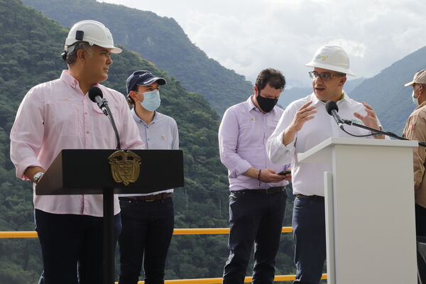 Visita Presidencial Hidroituango  
Visita Presidencial Hidroituango  
Fecha: Julio 15 2021
Para descargar esta fotografía en alta resolución, haga clic sobre la imagen hasta que la misma se despliegue en la pantalla completa; luego dé clic derecho y elija la opción "guardar imagen como". 
En caso de publicación por cualquier medio, solicitamos acompañarla del crédito: "Foto EPM"
Palabras clave: Visita Presidencial Hidroituango