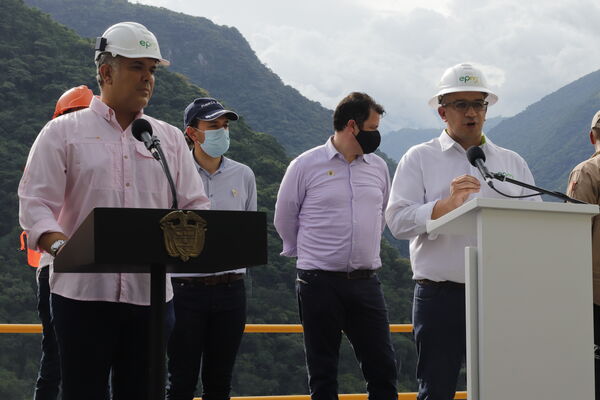 Visita Presidencial Hidroituango  
Visita Presidencial Hidroituango  
Fecha: Julio 15 2021
Para descargar esta fotografía en alta resolución, haga clic sobre la imagen hasta que la misma se despliegue en la pantalla completa; luego dé clic derecho y elija la opción "guardar imagen como". 
En caso de publicación por cualquier medio, solicitamos acompañarla del crédito: "Foto EPM"
Palabras clave: Visita Presidencial Hidroituango