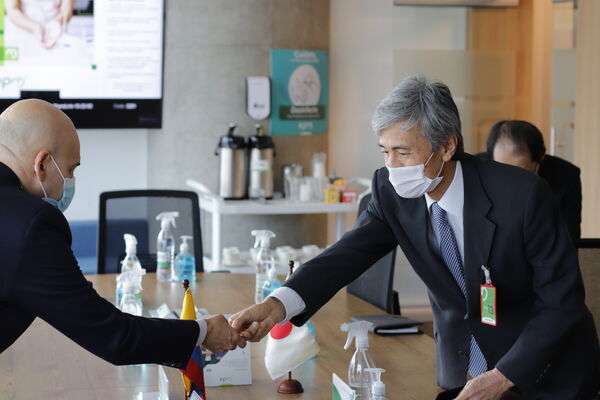 Visita Embajador Japón EPM
Visita Embajador Japón EPM
Fecha: Julio 15 2021
Para descargar esta fotografía en alta resolución, haga clic sobre la imagen hasta que la misma se despliegue en la pantalla completa; luego dé clic derecho y elija la opción "guardar imagen como". 
En caso de publicación por cualquier medio, solicitamos acompañarla del crédito: "Foto EPM"
Palabras clave: Visita Embajador Japón EPM