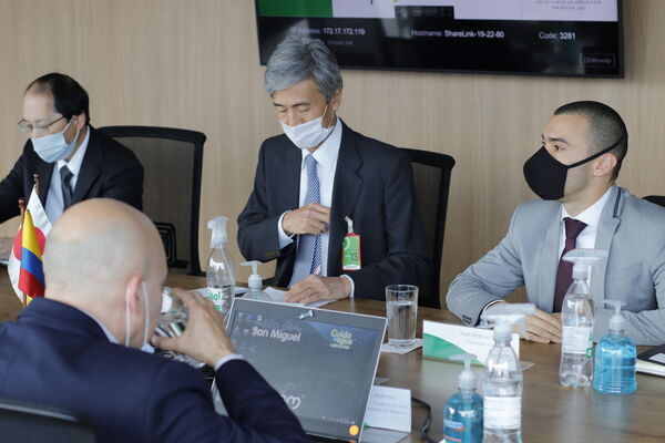 Visita Embajador Japón EPM
Visita Embajador Japón EPM
Fecha: Julio 15 2021
Para descargar esta fotografía en alta resolución, haga clic sobre la imagen hasta que la misma se despliegue en la pantalla completa; luego dé clic derecho y elija la opción "guardar imagen como". 
En caso de publicación por cualquier medio, solicitamos acompañarla del crédito: "Foto EPM"
Palabras clave: Visita Embajador Japón EPM