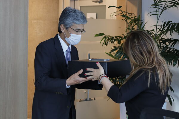 Visita Embajador Japón EPM
Visita Embajador Japón EPM
Fecha: Julio 15 2021
Para descargar esta fotografía en alta resolución, haga clic sobre la imagen hasta que la misma se despliegue en la pantalla completa; luego dé clic derecho y elija la opción "guardar imagen como". 
En caso de publicación por cualquier medio, solicitamos acompañarla del crédito: "Foto EPM"
Palabras clave: Visita Embajador Japón EPM