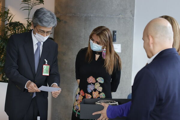Visita Embajador Japón EPM
Visita Embajador Japón EPM
Fecha: Julio 15 2021
Para descargar esta fotografía en alta resolución, haga clic sobre la imagen hasta que la misma se despliegue en la pantalla completa; luego dé clic derecho y elija la opción "guardar imagen como". 
En caso de publicación por cualquier medio, solicitamos acompañarla del crédito: "Foto EPM"
Palabras clave: Visita Embajador Japón EPM