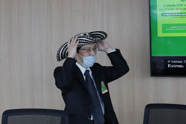 Visita Embajador Japón EPM
Visita Embajador Japón EPM
Fecha: Julio 15 2021
Para descargar esta fotografía en alta resolución, haga clic sobre la imagen hasta que la misma se despliegue en la pantalla completa; luego dé clic derecho y elija la opción "guardar imagen como". 
En caso de publicación por cualquier medio, solicitamos acompañarla del crédito: "Foto EPM"
Palabras clave: Visita Embajador Japón EPM