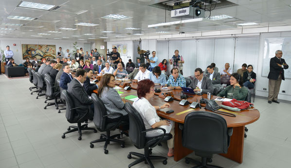 Rueda de Prensa EPM-UNE-MILLICOM
Rueda de Prensa EPM-UNE-MILLICOM
Fecha: Julio 22  de 2013. 
Para descargar esta fotografía en alta resolución, haga clic sobre la imagen hasta que la misma se despliegue en la pantalla completa; luego dé clic derecho y elija la opción "guardar imagen como". 
En caso de publicación por cualquier medio, solicitamos acompañarla del crédito: "Cortesía EPM".
Palabras clave: Rueda  Prensa EPM UNE MILLICOM