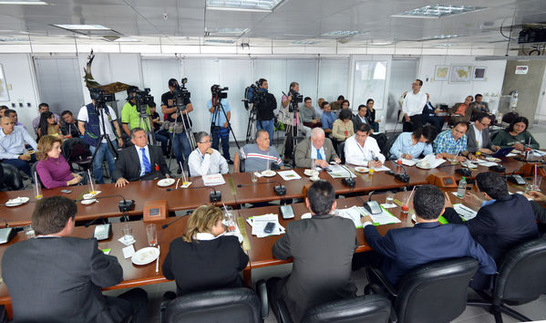 Rueda de Prensa EPM-UNE-MILLICOM
Rueda de Prensa EPM-UNE-MILLICOM
Fecha: Julio 22  de 2013. 
Para descargar esta fotografía en alta resolución, haga clic sobre la imagen hasta que la misma se despliegue en la pantalla completa; luego dé clic derecho y elija la opción "guardar imagen como". 
En caso de publicación por cualquier medio, solicitamos acompañarla del crédito: "Cortesía EPM".
Palabras clave: Rueda  Prensa EPM UNE MILLICOM