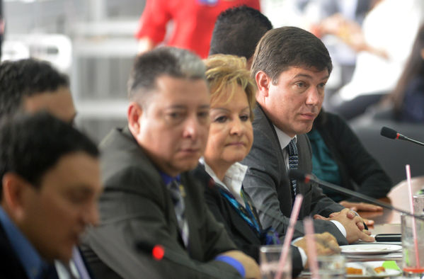 Rueda de Prensa EPM-UNE-MILLICOM
Rueda de Prensa EPM-UNE-MILLICOM
Fecha: Julio 22  de 2013. 
Para descargar esta fotografía en alta resolución, haga clic sobre la imagen hasta que la misma se despliegue en la pantalla completa; luego dé clic derecho y elija la opción "guardar imagen como". 
En caso de publicación por cualquier medio, solicitamos acompañarla del crédito: "Cortesía EPM".
Palabras clave: Rueda  Prensa EPM UNE MILLICOM