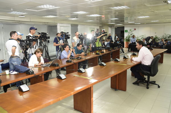 Rueda prensa Avances Hidroituango
Rueda prensa Avances Hidroituango.
Fecha: Julio 31 2018.
Para descargar esta fotografía en alta resolución, haga clic sobre la imagen hasta que la misma se despliegue en la pantalla completa; luego dé clic derecho y elija la opción "guardar imagen como". 
En caso de publicación por cualquier medio, solicitamos acompañarla del crédito: "Foto EPM"
Palabras clave: Rueda prensa Avances Hidroituango
