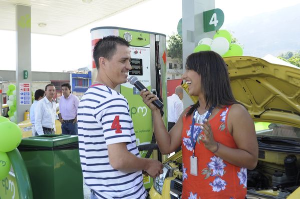 Inauguración Estación de Servicio de Gas Natural Vehicular. El Bosque
Inauguración Estación de Servicio de Gas Natural Vehicular. El Bosque
Fecha: Julio 31  de 2013. 
Para descargar esta fotografía en alta resolución, haga clic sobre la imagen hasta que la misma se despliegue en la pantalla completa; luego dé clic derecho y elija la opción "guardar imagen como". 
En caso de publicación por cualquier medio, solicitamos acompañarla del crédito: "Cortesía EPM".
Palabras clave: Inauguración Estación  Servicio  Gas Natural Vehicular  Bosque