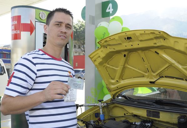 Inauguración Estación de Servicio de Gas Natural Vehicular. El Bosque
Inauguración Estación de Servicio de Gas Natural Vehicular. El Bosque
Fecha: Julio 31  de 2013. 
Para descargar esta fotografía en alta resolución, haga clic sobre la imagen hasta que la misma se despliegue en la pantalla completa; luego dé clic derecho y elija la opción "guardar imagen como". 
En caso de publicación por cualquier medio, solicitamos acompañarla del crédito: "Cortesía EPM".
Palabras clave: Inauguración Estación  Servicio  Gas Natural Vehicular  Bosque