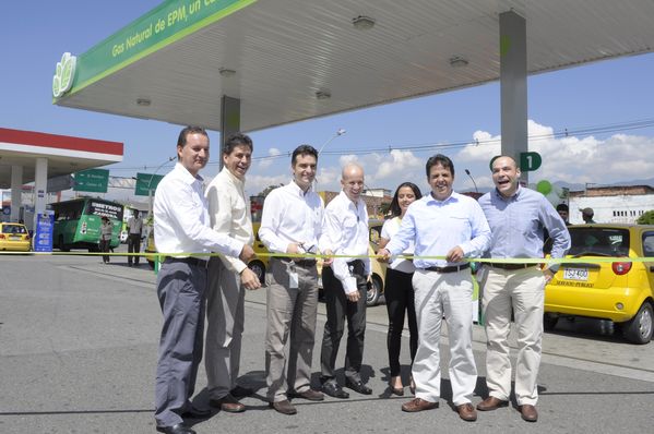 Inauguración Estación de Servicio de Gas Natural Vehicular. El Bosque
Inauguración Estación de Servicio de Gas Natural Vehicular. El Bosque
Fecha: Julio 31  de 2013. 
Para descargar esta fotografía en alta resolución, haga clic sobre la imagen hasta que la misma se despliegue en la pantalla completa; luego dé clic derecho y elija la opción "guardar imagen como". 
En caso de publicación por cualquier medio, solicitamos acompañarla del crédito: "Cortesía EPM".
Palabras clave: Inauguración Estación  Servicio  Gas Natural Vehicular  Bosque