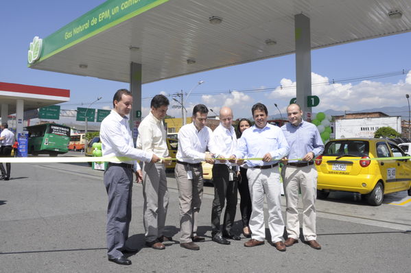 Inauguración Estación de Servicio de Gas Natural Vehicular. El Bosque
Inauguración Estación de Servicio de Gas Natural Vehicular. El Bosque
Fecha: Julio 31  de 2013. 
Para descargar esta fotografía en alta resolución, haga clic sobre la imagen hasta que la misma se despliegue en la pantalla completa; luego dé clic derecho y elija la opción "guardar imagen como". 
En caso de publicación por cualquier medio, solicitamos acompañarla del crédito: "Cortesía EPM".
Palabras clave: Inauguración Estación  Servicio  Gas Natural Vehicular  Bosque