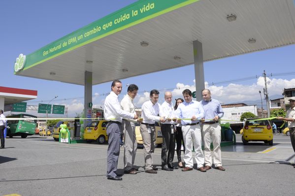 Inauguración Estación de Servicio de Gas Natural Vehicular. El Bosque
Inauguración Estación de Servicio de Gas Natural Vehicular. El Bosque
Fecha: Julio 31  de 2013. 
Para descargar esta fotografía en alta resolución, haga clic sobre la imagen hasta que la misma se despliegue en la pantalla completa; luego dé clic derecho y elija la opción "guardar imagen como". 
En caso de publicación por cualquier medio, solicitamos acompañarla del crédito: "Cortesía EPM".
Palabras clave: Inauguración Estación  Servicio  Gas Natural Vehicular  Bosque