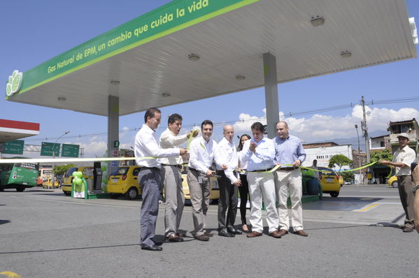 Inauguración Estación de Servicio de Gas Natural Vehicular. El Bosque
Inauguración Estación de Servicio de Gas Natural Vehicular. El Bosque
Fecha: Julio 31  de 2013. 
Para descargar esta fotografía en alta resolución, haga clic sobre la imagen hasta que la misma se despliegue en la pantalla completa; luego dé clic derecho y elija la opción "guardar imagen como". 
En caso de publicación por cualquier medio, solicitamos acompañarla del crédito: "Cortesía EPM".
Palabras clave: Inauguración Estación  Servicio  Gas Natural Vehicular  Bosque