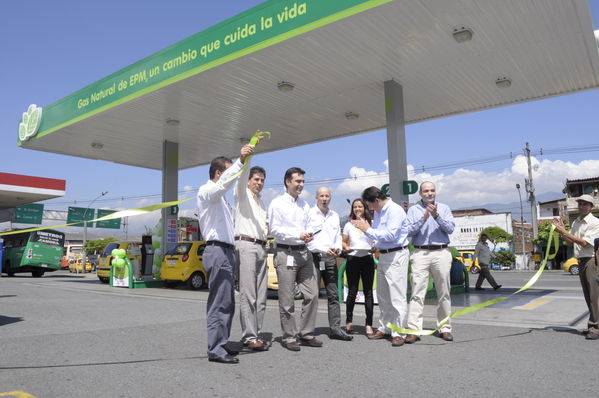 Inauguración Estación de Servicio de Gas Natural Vehicular. El Bosque
Inauguración Estación de Servicio de Gas Natural Vehicular. El Bosque
Fecha: Julio 31  de 2013. 
Para descargar esta fotografía en alta resolución, haga clic sobre la imagen hasta que la misma se despliegue en la pantalla completa; luego dé clic derecho y elija la opción "guardar imagen como". 
En caso de publicación por cualquier medio, solicitamos acompañarla del crédito: "Cortesía EPM".
Palabras clave: Inauguración Estación  Servicio  Gas Natural Vehicular  Bosque