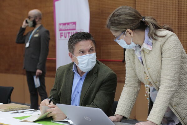 Reunion con el Concejo de Medellin para propuesta de ampliación del objeto social de EPM 
Reunion con el Concejo de Medellin para propuesta de ampliación del objeto social de EPM 
Fecha: Julio 7 de 2020
Para descargar esta fotografía en alta resolución, haga clic sobre la imagen hasta que la misma se despliegue en la pantalla completa; luego dé clic derecho y elija la opción "guardar imagen como".
En caso de publicación por cualquier medio, solicitamos acompañarla del crédito: "Foto EPM"
Palabras clave: Reunion con el Concejo de Medellin para propuesta de ampliación del objeto social de EPM