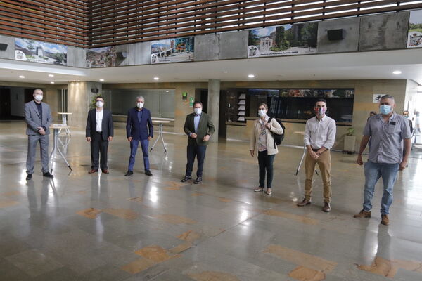 Reunion con el Concejo de Medellin para propuesta de ampliación del objeto social de EPM 
Reunion con el Concejo de Medellin para propuesta de ampliación del objeto social de EPM 
Fecha: Julio 7 de 2020
Para descargar esta fotografía en alta resolución, haga clic sobre la imagen hasta que la misma se despliegue en la pantalla completa; luego dé clic derecho y elija la opción "guardar imagen como".
En caso de publicación por cualquier medio, solicitamos acompañarla del crédito: "Foto EPM"
Palabras clave: Reunion con el Concejo de Medellin para propuesta de ampliación del objeto social de EPM