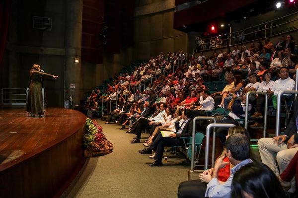 Celebración años de servicio
Celebración años de servicio    
Fecha: Julio 8 de 2015. Lugar: Medellín, EPM - Auditorio Himerio Pérez
Para descargar esta fotografía en alta resolución, haga clic sobre la imagen hasta que la misma se despliegue en la pantalla completa; luego dé clic derecho y elija la opción "guardar imagen como". 
En caso de publicación por cualquier medio, solicitamos acompañarla del crédito: "Foto EPM"

Palabras clave: Celebración años servicio