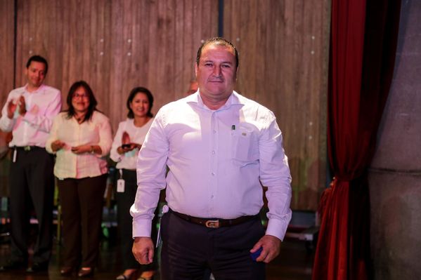 Celebración años de servicio
Celebración años de servicio    
Fecha: Julio 8 de 2015. Lugar: Medellín, EPM - Auditorio Himerio Pérez
Para descargar esta fotografía en alta resolución, haga clic sobre la imagen hasta que la misma se despliegue en la pantalla completa; luego dé clic derecho y elija la opción "guardar imagen como". 
En caso de publicación por cualquier medio, solicitamos acompañarla del crédito: "Foto EPM"

Palabras clave: Celebración años servicio