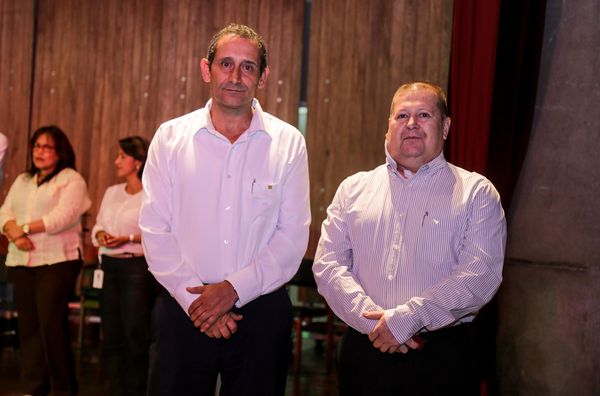 Celebración años de servicio
Celebración años de servicio    
Fecha: Julio 8 de 2015. Lugar: Medellín, EPM - Auditorio Himerio Pérez
Para descargar esta fotografía en alta resolución, haga clic sobre la imagen hasta que la misma se despliegue en la pantalla completa; luego dé clic derecho y elija la opción "guardar imagen como". 
En caso de publicación por cualquier medio, solicitamos acompañarla del crédito: "Foto EPM"

Palabras clave: Celebración años servicio