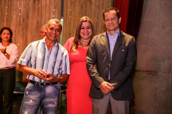 Celebración años de servicio
Celebración años de servicio    
Fecha: Julio 8 de 2015. Lugar: Medellín, EPM - Auditorio Himerio Pérez
Para descargar esta fotografía en alta resolución, haga clic sobre la imagen hasta que la misma se despliegue en la pantalla completa; luego dé clic derecho y elija la opción "guardar imagen como". 
En caso de publicación por cualquier medio, solicitamos acompañarla del crédito: "Foto EPM"

Palabras clave: Celebración años servicio