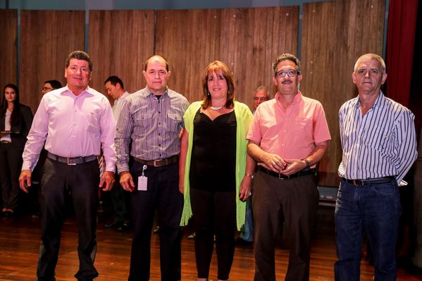 Celebración años de servicio
Celebración años de servicio    
Fecha: Julio 8 de 2015. Lugar: Medellín, EPM - Auditorio Himerio Pérez
Para descargar esta fotografía en alta resolución, haga clic sobre la imagen hasta que la misma se despliegue en la pantalla completa; luego dé clic derecho y elija la opción "guardar imagen como". 
En caso de publicación por cualquier medio, solicitamos acompañarla del crédito: "Foto EPM"

Palabras clave: Celebración años servicio