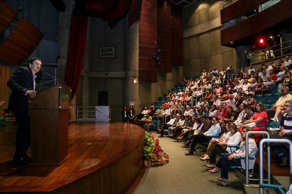 Celebración años de servicio
Celebración años de servicio    
Fecha: Julio 8 de 2015. Lugar: Medellín, EPM - Auditorio Himerio Pérez
Para descargar esta fotografía en alta resolución, haga clic sobre la imagen hasta que la misma se despliegue en la pantalla completa; luego dé clic derecho y elija la opción "guardar imagen como". 
En caso de publicación por cualquier medio, solicitamos acompañarla del crédito: "Foto EPM"

Palabras clave: Celebración años servicio