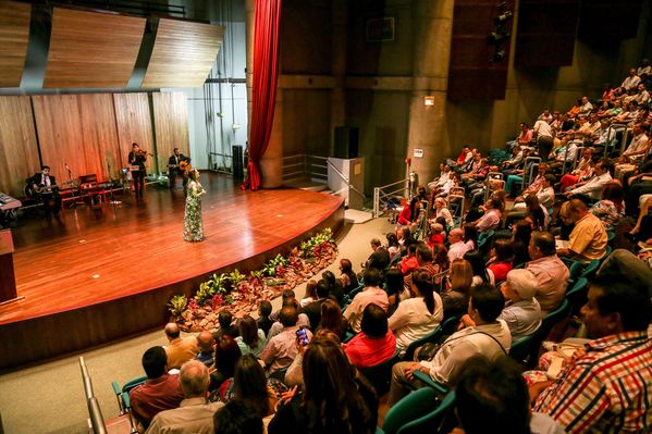 Celebración años de servicio
Celebración años de servicio    
Fecha: Julio 8 de 2015. Lugar: Medellín, EPM - Auditorio Himerio Pérez
Para descargar esta fotografía en alta resolución, haga clic sobre la imagen hasta que la misma se despliegue en la pantalla completa; luego dé clic derecho y elija la opción "guardar imagen como". 
En caso de publicación por cualquier medio, solicitamos acompañarla del crédito: "Foto EPM"

Palabras clave: Celebración años servicio