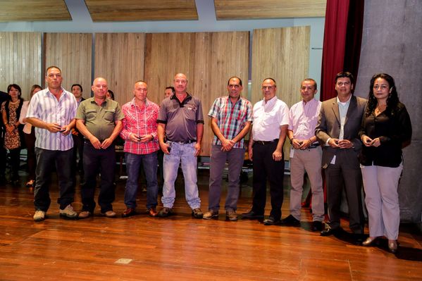 Celebración años de servicio
Celebración años de servicio    
Fecha: Julio 8 de 2015. Lugar: Medellín, EPM - Auditorio Himerio Pérez
Para descargar esta fotografía en alta resolución, haga clic sobre la imagen hasta que la misma se despliegue en la pantalla completa; luego dé clic derecho y elija la opción "guardar imagen como". 
En caso de publicación por cualquier medio, solicitamos acompañarla del crédito: "Foto EPM"

Palabras clave: Celebración años servicio