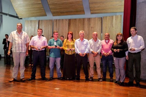 Celebración años de servicio
Celebración años de servicio    
Fecha: Julio 8 de 2015. Lugar: Medellín, EPM - Auditorio Himerio Pérez
Para descargar esta fotografía en alta resolución, haga clic sobre la imagen hasta que la misma se despliegue en la pantalla completa; luego dé clic derecho y elija la opción "guardar imagen como". 
En caso de publicación por cualquier medio, solicitamos acompañarla del crédito: "Foto EPM"

Palabras clave: Celebración años servicio