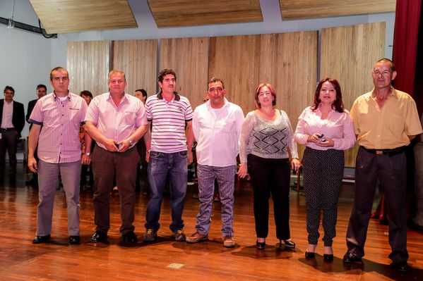 Celebración años de servicio
Celebración años de servicio    
Fecha: Julio 8 de 2015. Lugar: Medellín, EPM - Auditorio Himerio Pérez
Para descargar esta fotografía en alta resolución, haga clic sobre la imagen hasta que la misma se despliegue en la pantalla completa; luego dé clic derecho y elija la opción "guardar imagen como". 
En caso de publicación por cualquier medio, solicitamos acompañarla del crédito: "Foto EPM"

Palabras clave: Celebración años servicio