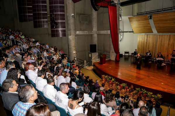 Celebración años de servicio
Celebración años de servicio    
Fecha: Julio 8 de 2015. Lugar: Medellín, EPM - Auditorio Himerio Pérez
Para descargar esta fotografía en alta resolución, haga clic sobre la imagen hasta que la misma se despliegue en la pantalla completa; luego dé clic derecho y elija la opción "guardar imagen como". 
En caso de publicación por cualquier medio, solicitamos acompañarla del crédito: "Foto EPM"

Palabras clave: Celebración años servicio
