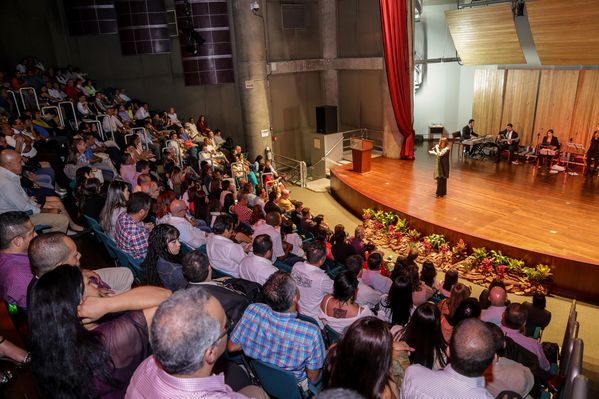 Celebración años de servicio
Celebración años de servicio    
Fecha: Julio 8 de 2015. Lugar: Medellín, EPM - Auditorio Himerio Pérez
Para descargar esta fotografía en alta resolución, haga clic sobre la imagen hasta que la misma se despliegue en la pantalla completa; luego dé clic derecho y elija la opción "guardar imagen como". 
En caso de publicación por cualquier medio, solicitamos acompañarla del crédito: "Foto EPM"

Palabras clave: Celebración años servicio