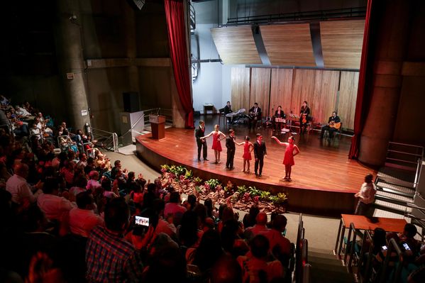 Celebración años de servicio
Celebración años de servicio    
Fecha: Julio 8 de 2015. Lugar: Medellín, EPM - Auditorio Himerio Pérez
Para descargar esta fotografía en alta resolución, haga clic sobre la imagen hasta que la misma se despliegue en la pantalla completa; luego dé clic derecho y elija la opción "guardar imagen como". 
En caso de publicación por cualquier medio, solicitamos acompañarla del crédito: "Foto EPM"

Palabras clave: Celebración años servicio