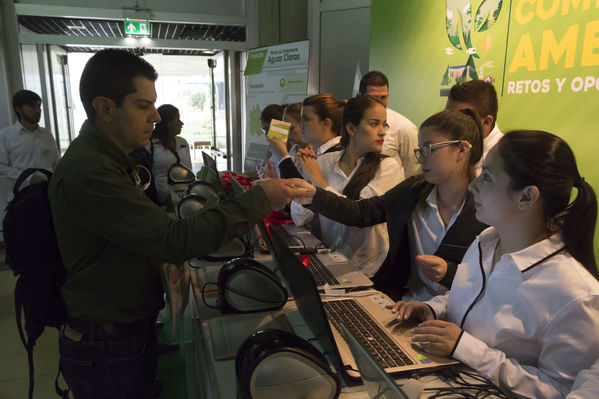 Semana Ambiental 2017
Semana Ambiental 2017
Fecha: Junio 22 de 2017
Para descargar esta fotografía en alta resolución, haga clic sobre la imagen hasta que la misma se despliegue en la pantalla completa; luego dé clic derecho y elija la opción "guardar imagen como". 
En caso de publicación por cualquier medio, solicitamos acompañarla del crédito: "Foto EPM"
Palabras clave: Semana Ambiental 2017