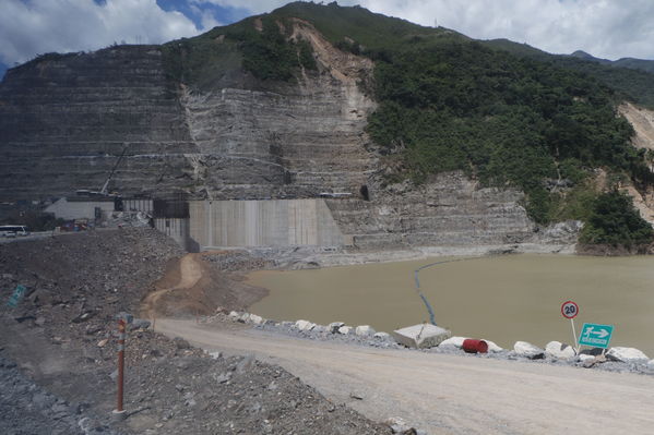 Recorrido obras proyecto hidroeléctrico Ituango Presidente Electo Colombia Iván Duque
Recorrido obras proyecto hidroeléctrico Ituango del Presidente Electo de Colombia, Iván Duque.
Fecha: Junio 25 de 2017. 
Para descargar esta fotografía en alta resolución, haga clic sobre la imagen hasta que la misma se despliegue en la pantalla completa; luego dé clic derecho y elija la opción "guardar imagen como". 
En caso de publicación por cualquier medio, solicitamos acompañarla del crédito: "Foto EPM"
Palabras clave: Recorrido obras proyecto hidroeléctrico Ituango Presidente Electo Colombia Iván Duque