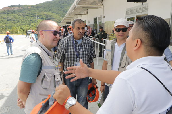 Recorrido obras proyecto hidroeléctrico Ituango Presidente Electo Colombia Iván Duque
Recorrido obras proyecto hidroeléctrico Ituango del Presidente Electo de Colombia, Iván Duque.
Fecha: Junio 25 de 2017. 
Para descargar esta fotografía en alta resolución, haga clic sobre la imagen hasta que la misma se despliegue en la pantalla completa; luego dé clic derecho y elija la opción "guardar imagen como". 
En caso de publicación por cualquier medio, solicitamos acompañarla del crédito: "Foto EPM"
Palabras clave: Recorrido obras proyecto hidroeléctrico Ituango Presidente Electo Colombia Iván Duque