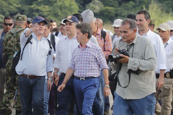 Recorrido obras proyecto hidroeléctrico Ituango Presidente Electo Colombia Iván Duque
Recorrido obras proyecto hidroeléctrico Ituango del Presidente Electo de Colombia, Iván Duque.
Fecha: Junio 25 de 2017. 
Para descargar esta fotografía en alta resolución, haga clic sobre la imagen hasta que la misma se despliegue en la pantalla completa; luego dé clic derecho y elija la opción "guardar imagen como". 
En caso de publicación por cualquier medio, solicitamos acompañarla del crédito: "Foto EPM"
Palabras clave: Recorrido obras proyecto hidroeléctrico Ituango Presidente Electo Colombia Iván Duque