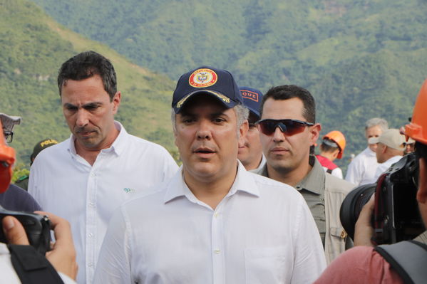Recorrido obras proyecto hidroeléctrico Ituango Presidente Electo Colombia Iván Duque
Recorrido obras proyecto hidroeléctrico Ituango del Presidente Electo de Colombia, Iván Duque.
Fecha: Junio 25 de 2017. 
Para descargar esta fotografía en alta resolución, haga clic sobre la imagen hasta que la misma se despliegue en la pantalla completa; luego dé clic derecho y elija la opción "guardar imagen como". 
En caso de publicación por cualquier medio, solicitamos acompañarla del crédito: "Foto EPM"
Palabras clave: Recorrido obras proyecto hidroeléctrico Ituango Presidente Electo Colombia Iván Duque